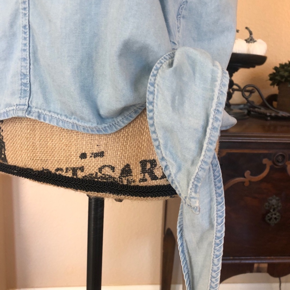 {CALVIN KLEIN} LIGHT WASH DENIM TOP TIE FRONT - Picture 3 of 10